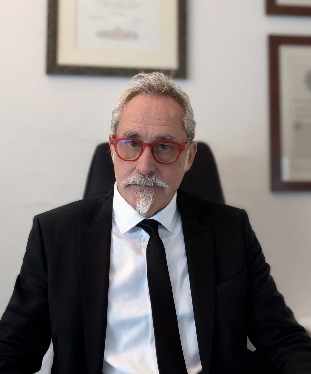 Ritratto dell&rsquo;avv. Alessandro Boschi nel proprio studio
